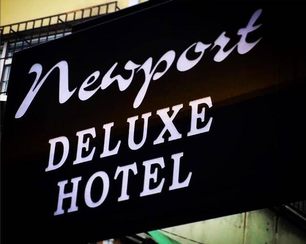 Deluxe Newport Hotel