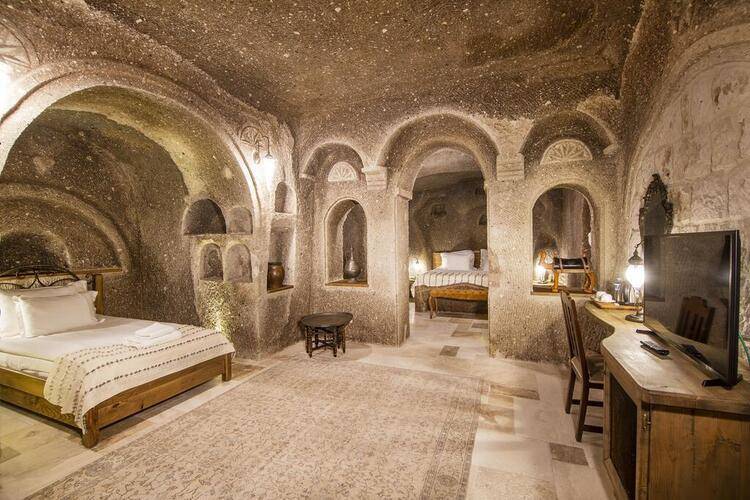 Hera Cave Suites