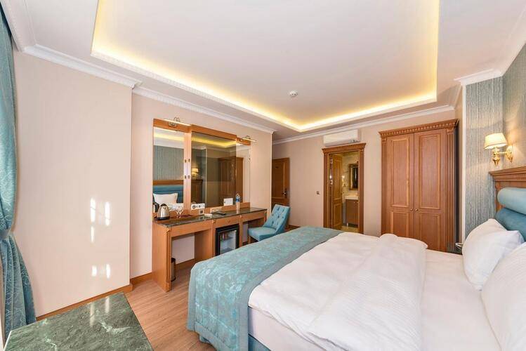 Magnaura House Hotel