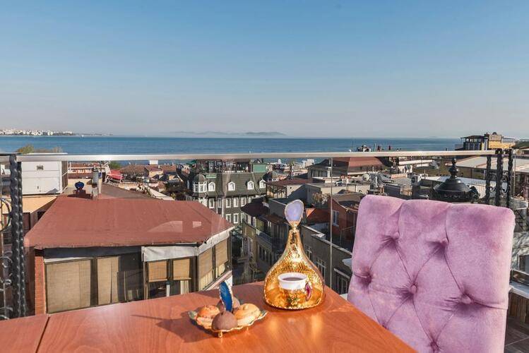 Magnaura House Hotel