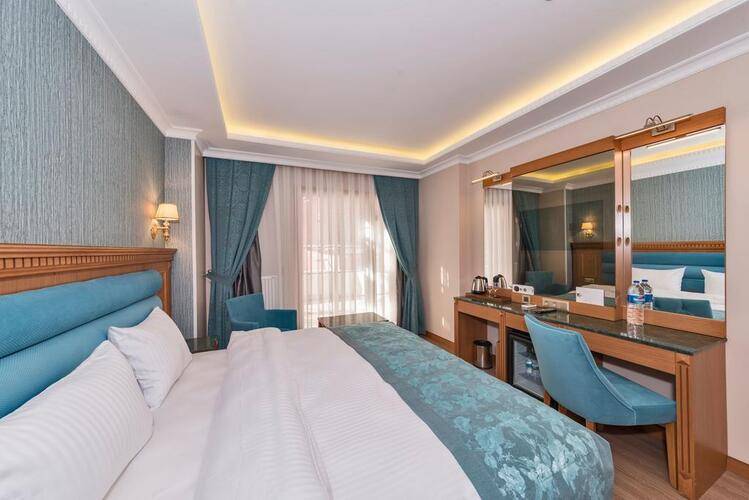 Magnaura House Hotel