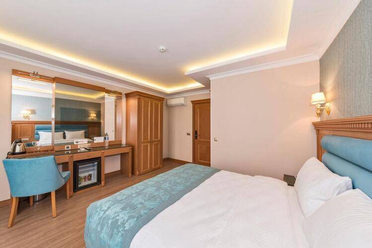 Magnaura House Hotel