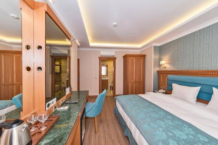 Magnaura House Hotel
