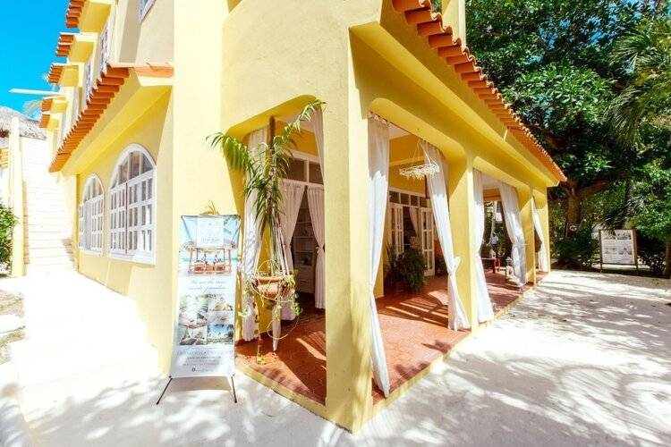 Hotel Tropicana Suites Deluxe Beach Club & Pool